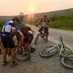 Challenge Ruwenzori Mountain-Bike Solidario Arreglando un pinchazo