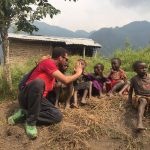 Challenge Ruwenzori Mountain-Bike Solidario jugando con los niños de Kimya