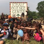 Challenge Ruwenzori Mountain-Bike Solidario jugando con los niños de Kibale