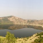 Challenge Ruwenzori Mountain-Bike Solidario un lago en un antiguo cráter